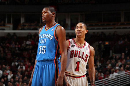 有伤风化🫣！湖人场边的美女观众对着镜头秀美腿并不断抚摸自己